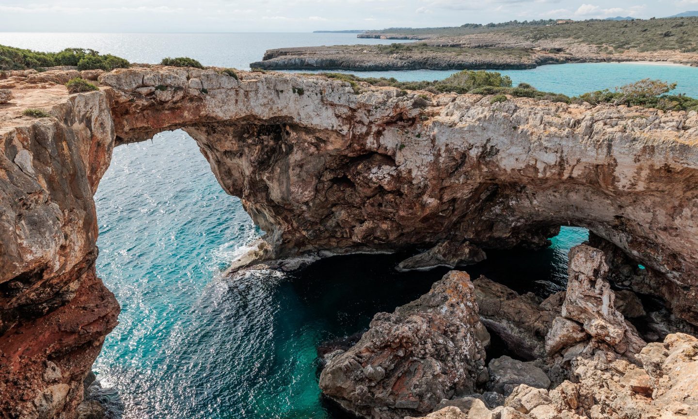 Cala Varques Cala Varques: Eine Felsformation im Wasser