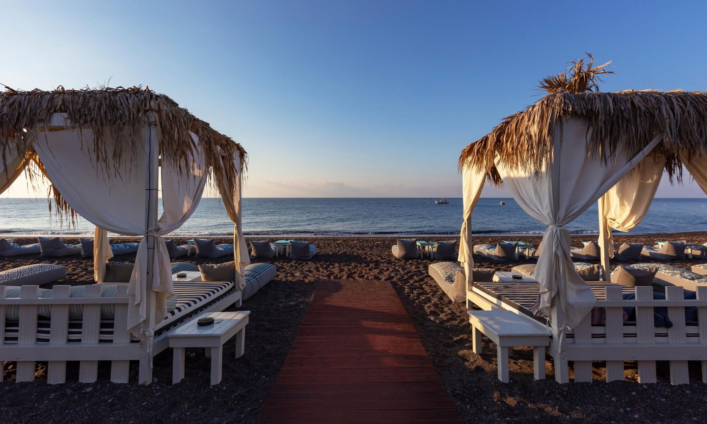 Strandliegen am Perivolos Beach Strandliegen am Perivolos Beach