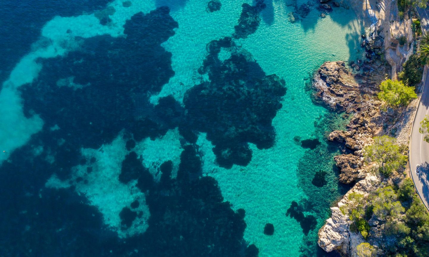 Unterwasserwelt auf Mallorca Türkisfarbenes Meer von oben