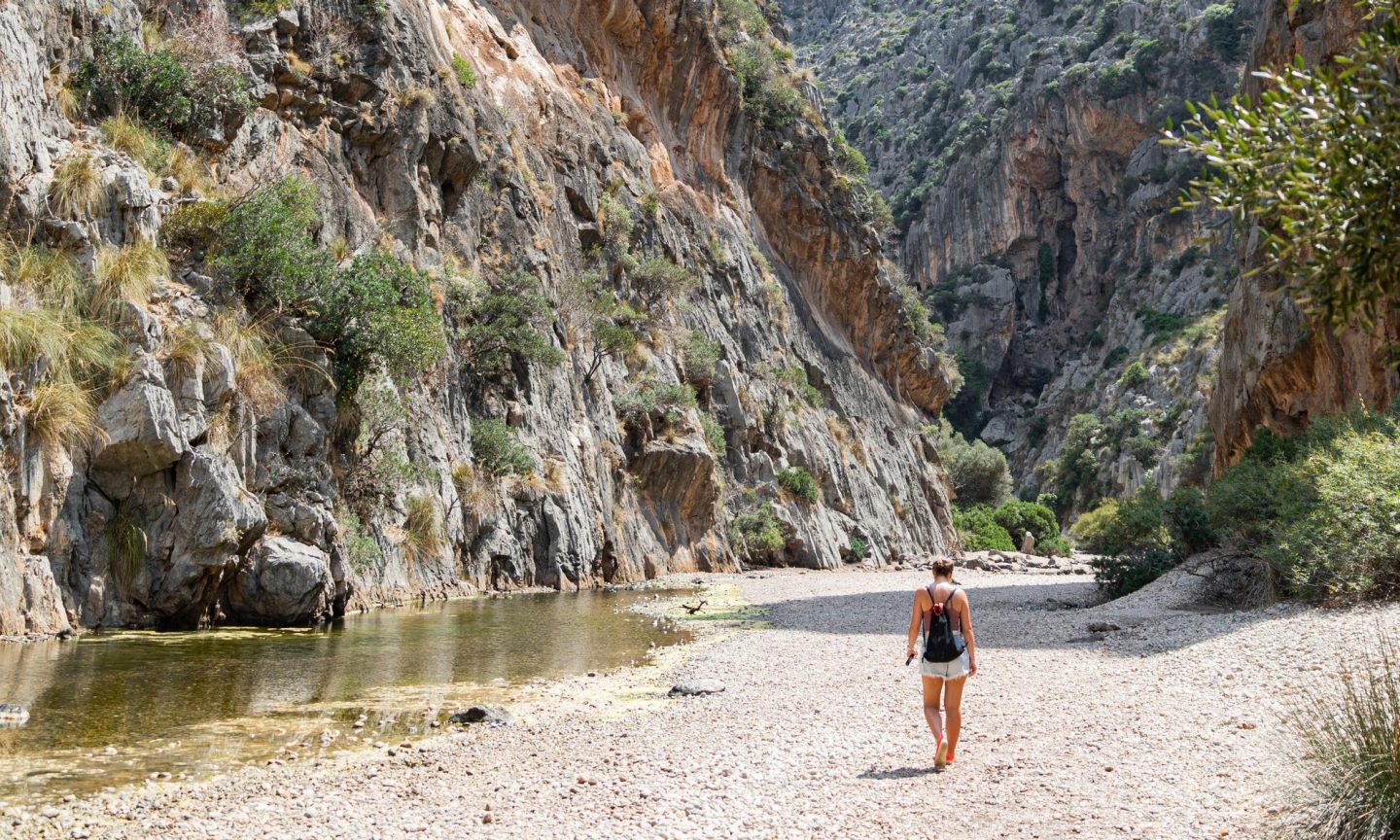 Torrent de Pareis Eine Frau läuft durch die Schlucht Torrent de Pareis
