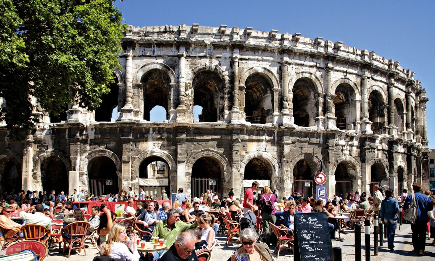 Restaurant vor einem historischen Gebäude in Nîmes