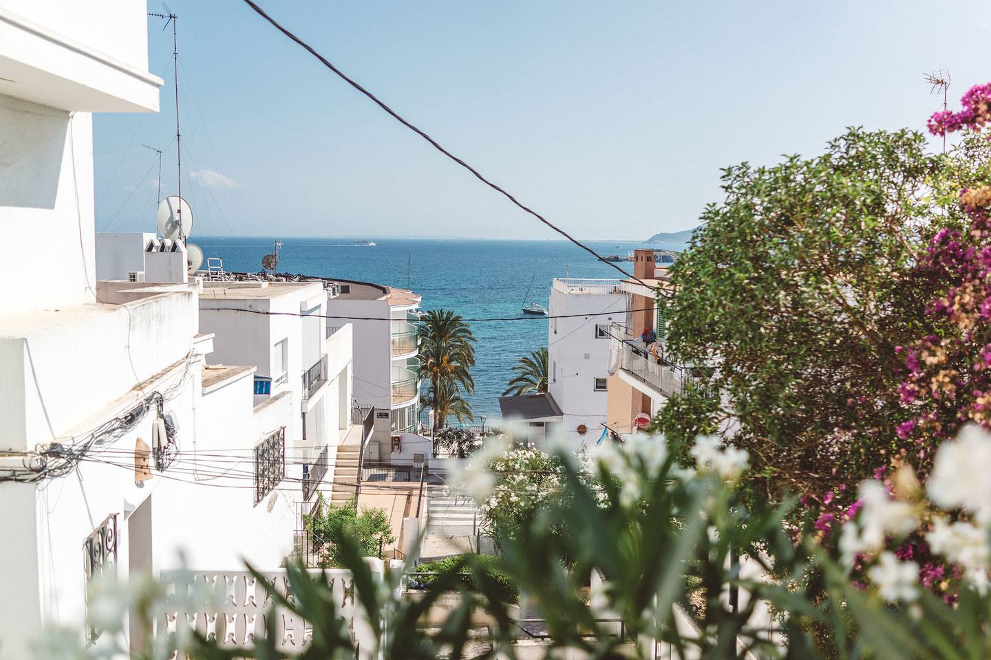 Blick durch Stadt zum Strand auf Ibiza