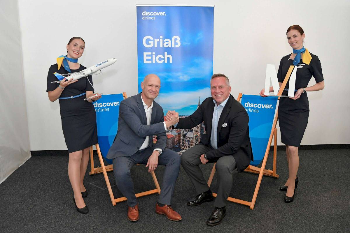 CEO von Discover Airlines und CEO des Münchener Flughafens geben sich die Hand