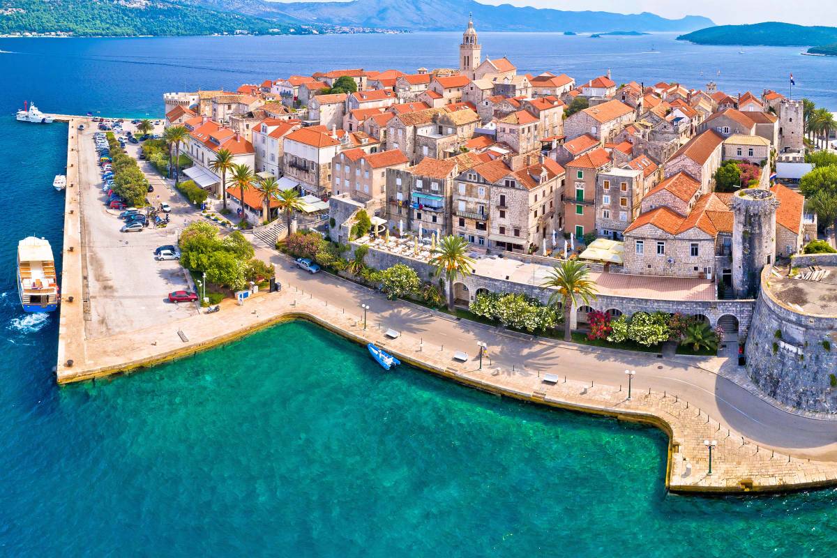 Hafen von Dubrovnik mit strahlend blauem Wasser