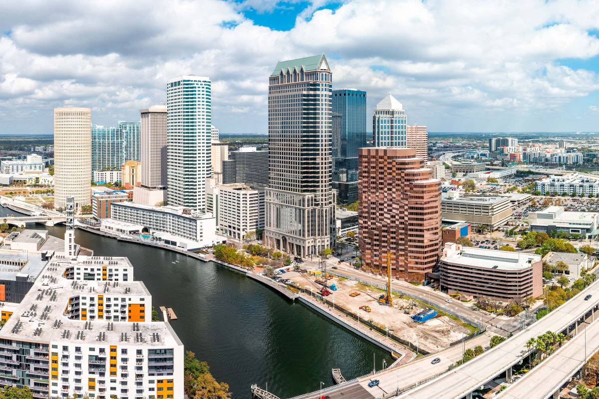 Blick auf die Wolkenkratzer der City von Tampa