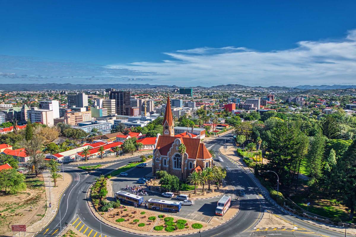 Blick über Windhoek mit Kirche im Vordergrund