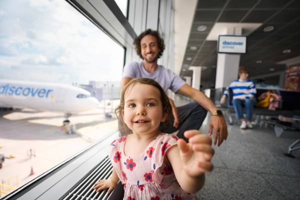 Kleinkind mit Vater am Flughafen