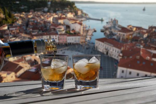 Zwei Rakijas Schnäpse mit Dubrovnik im Hintergrund