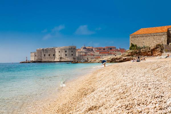 Banje Beach mit Dubrovnik im Hintergrund