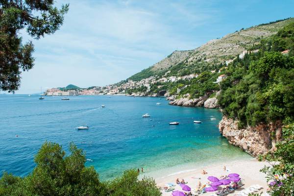 Kristallklares Wasser am Strand Sveti Jakov bei Dubrovnik