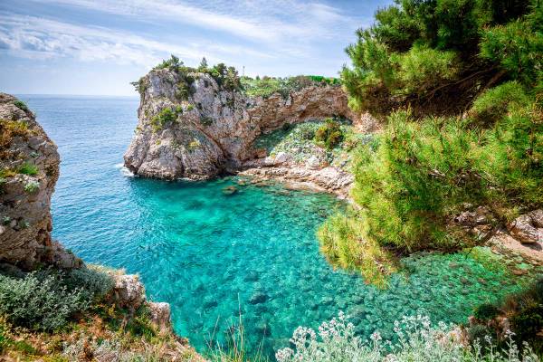 Klippen von Buza Beach bei Dubrovnik