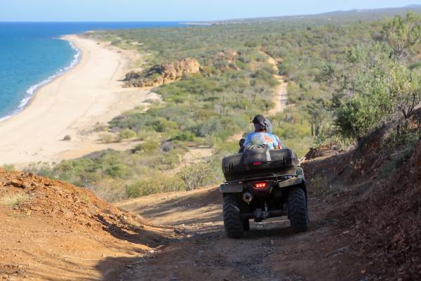 Paar auf Quad-Tour auf Korfu