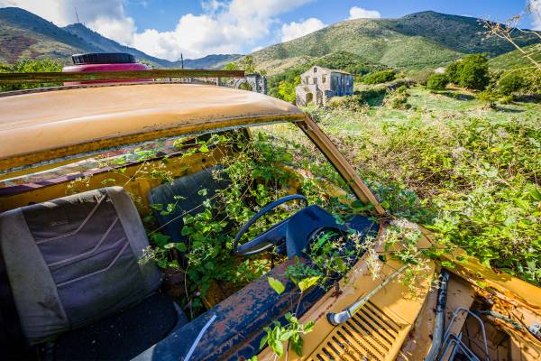 Verwittertes Auto in toller Landschaft auf Korfu