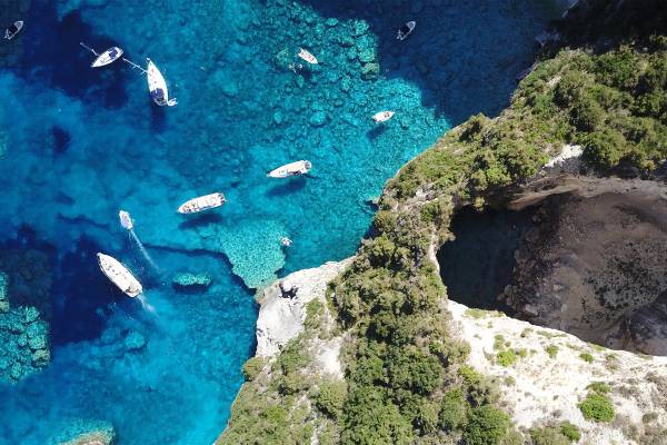 Vogelperspektive von blauem Wasser bei Agni Bay Korfu