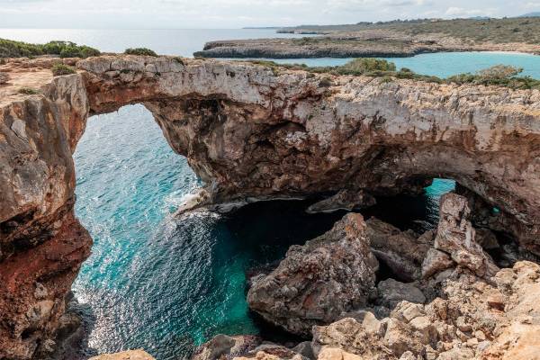 Felsen am Strand Cala Varques auf Mallorca