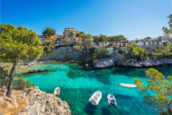 Bucht mit Dorf im Hintergrund auf Mallorca