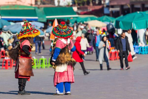 Traditionell gekleidete Menschen auf Marktplatz Djemaa el Fna in marrakesch