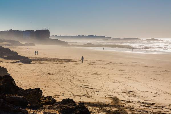 Weitläufiger Strand der Hafenstadt Essaouira in Marroko