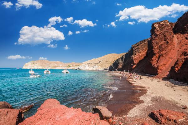 Blick über Red Beach auf Santorini