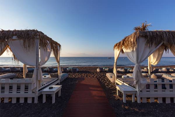 Strandliegen am Perivolos Beach auf Santorini