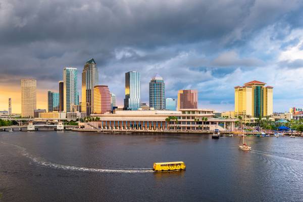 Fähre im Vordergrund von Skyline von Tampa