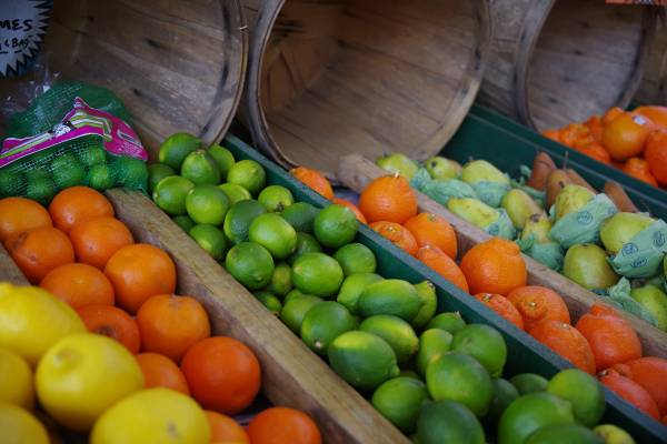 Orangen und Limetten auf einem Markt in Tampa