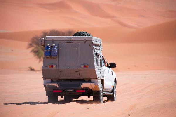 SUV-Mietwagen in der Wüste bei Windhoek